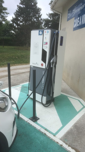 Borne de recharge de véhicules électriques SDEE Gironde Station de recharge Val-de-Livenne