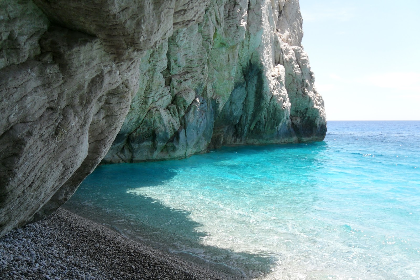 Foto von Diana beach mit beiger sand & kies Oberfläche