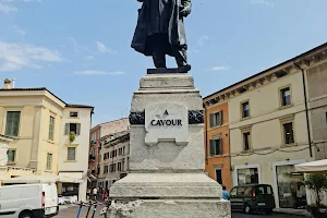 Statua di Camillo Benso Conte di Cavour image