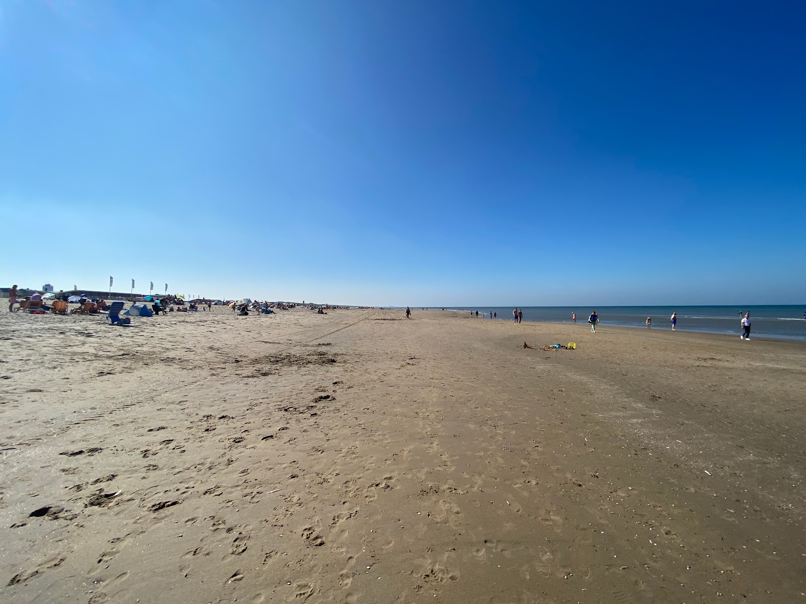 Foto di Katwijk Beach con una superficie del acqua turchese
