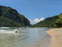 Foto von Corong Corong Beach von Klippen umgeben