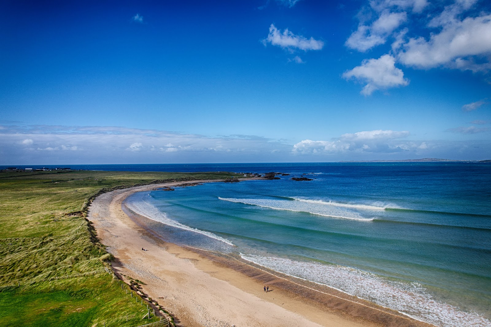 Tullagh Beach的照片 带有碧绿色纯水表面