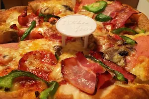 Pizza Fan Πετρούπολη image