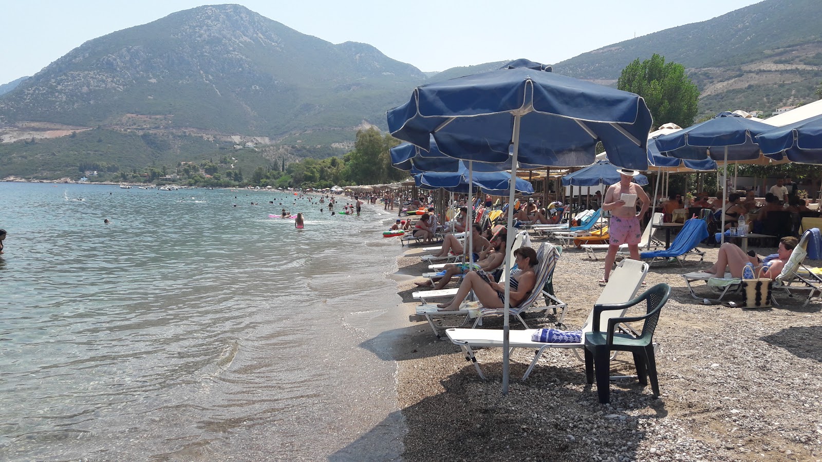 Foto von Yialasi beach von Klippen umgeben