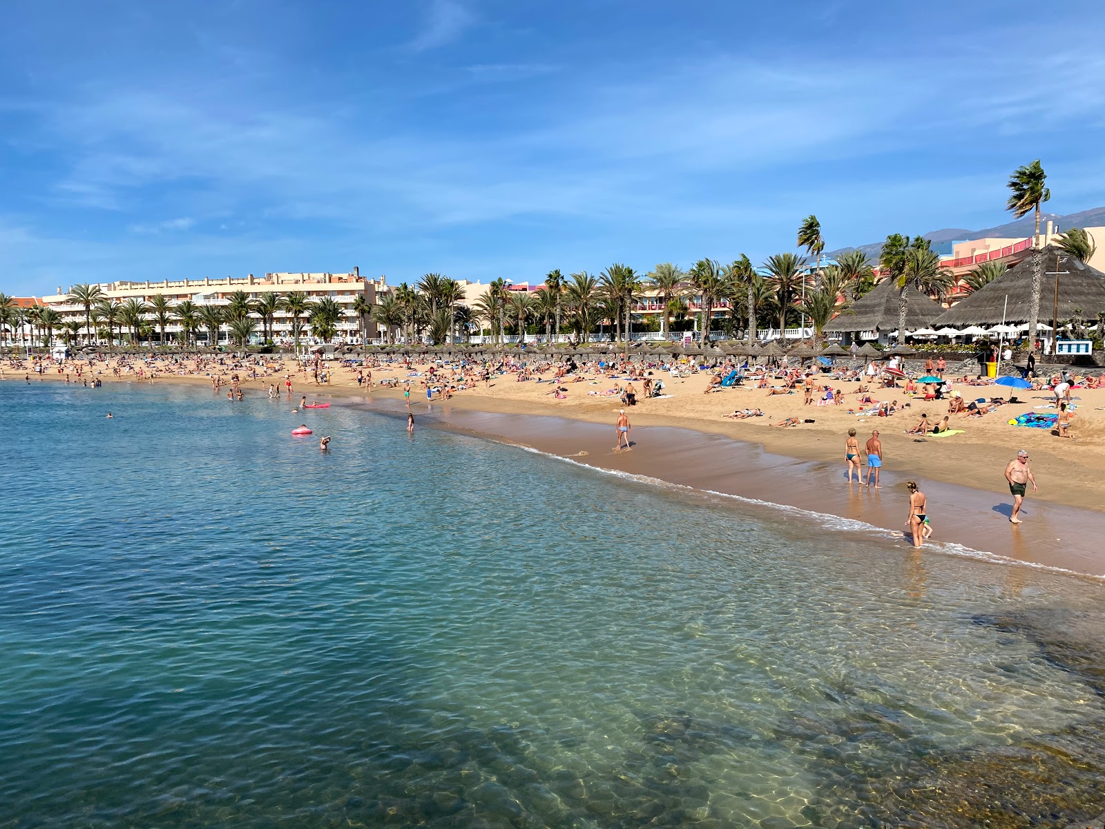 Fotografie cu Playa del Camison cu o suprafață de nisip beige fin