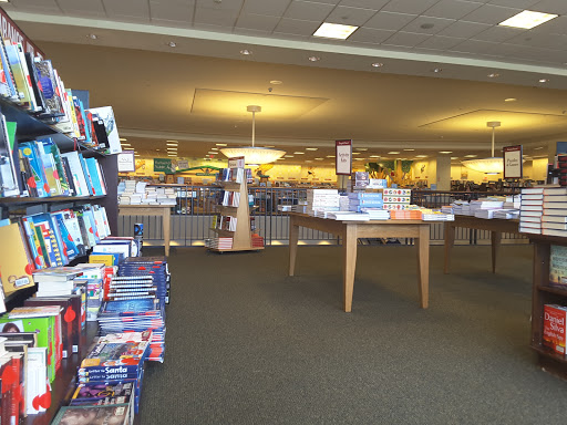 Book Store «Barnes & Noble», reviews and photos, 91 Old Country Rd, Carle Place, NY 11514, USA