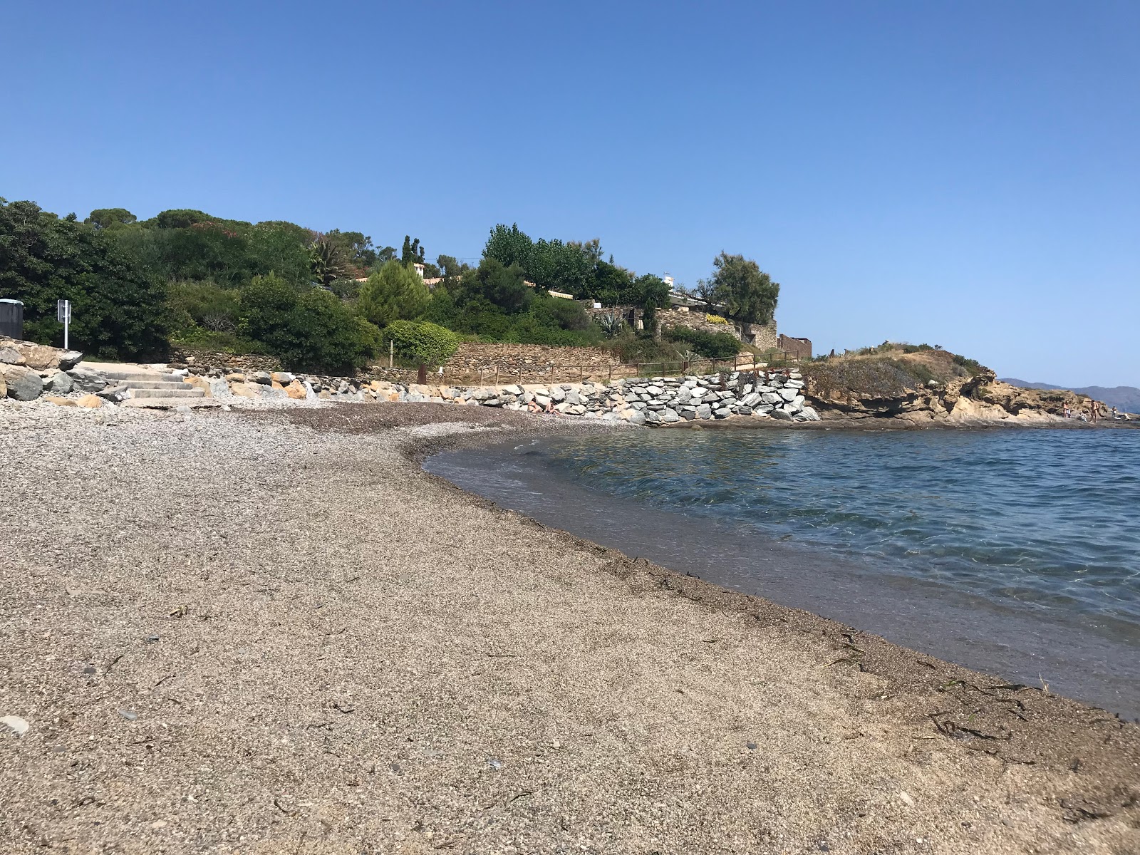 Foto van Platja d'en Taita met grijze kiezel oppervlakte