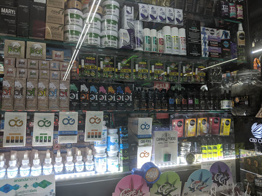 Tobacco Shop «The Hub Smoke Shop & Gifts», reviews and photos, 6410 N Oak Trafficway, Kansas City, MO 64118, USA