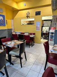Atmosphère du Restaurant africain RESTAURANT LE 15-17 CHEZ KHAR à Paris - n°12