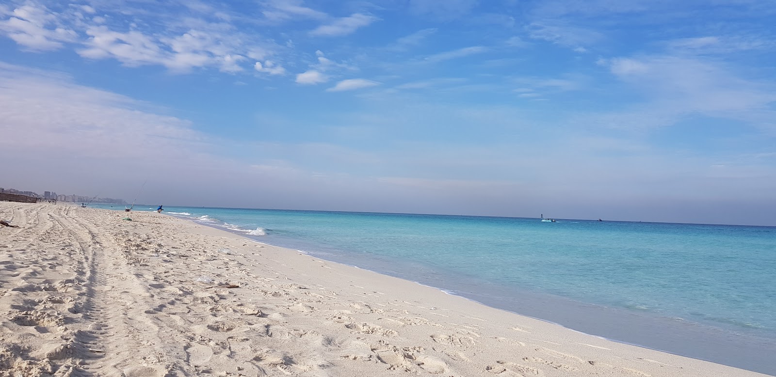 Foto van Al-Ajami Beach met recht en lang