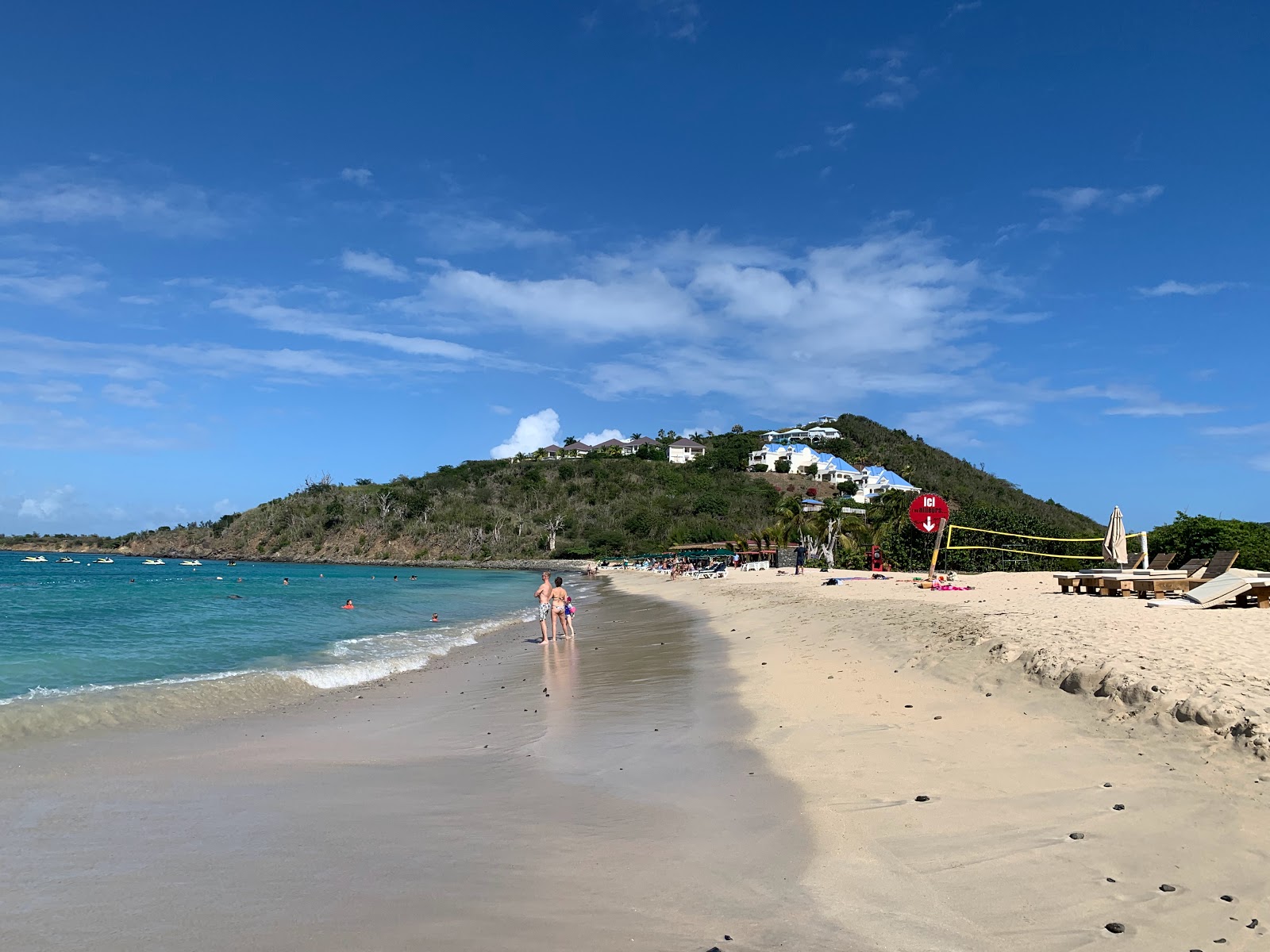 Foto de Friar's Bay beach con arena beige superficie