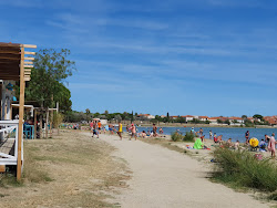Plage Touristique du Lac'in fotoğrafı geniş bir kıyı şeridi ile birlikte
