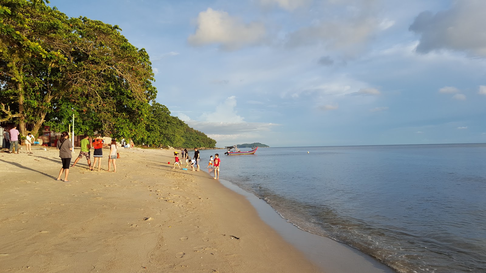 Foto de Ombak Damai Beach - lugar popular entre os apreciadores de relaxamento