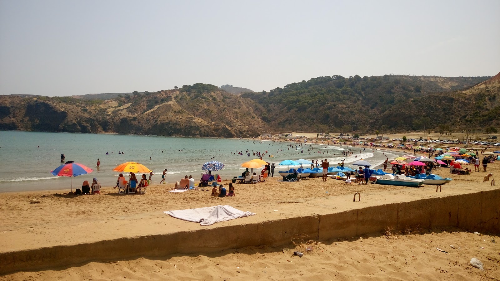 Photo de Moscarda beach protégé par des falaises