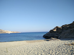 Santorini beach'in fotoğrafı uçurumlarla desteklenmiş