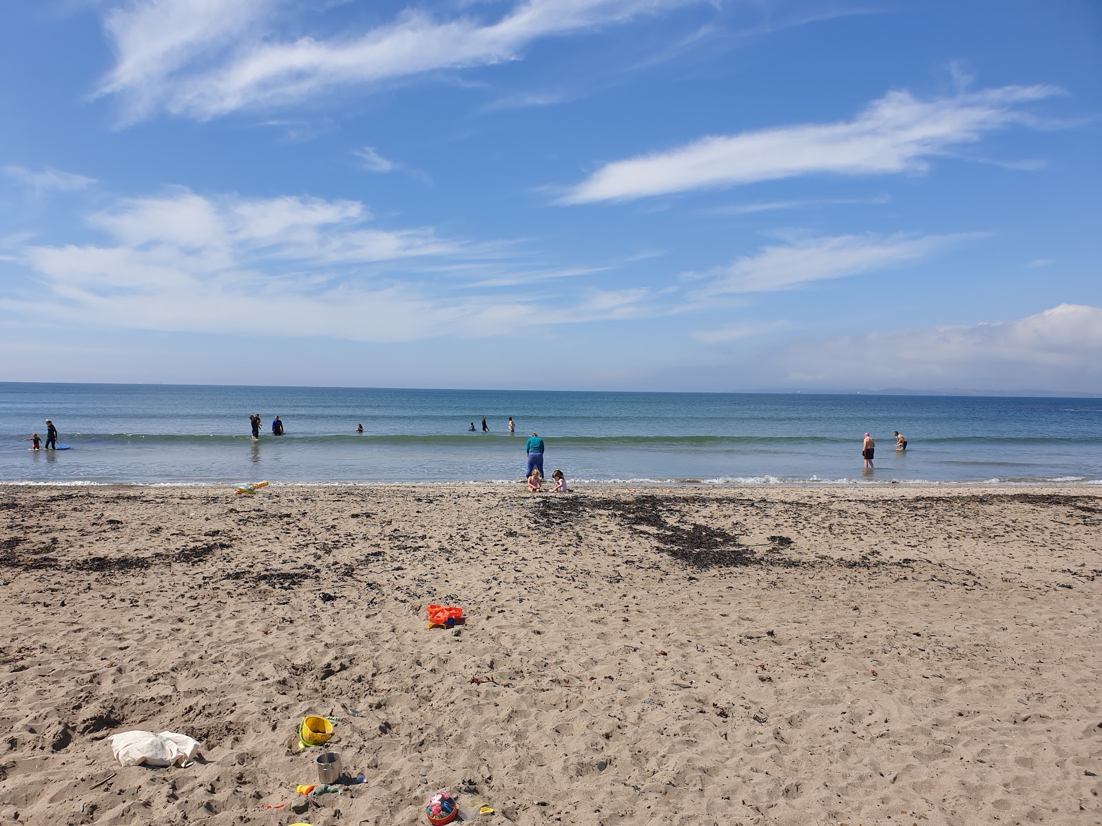 Inch Beach的照片 带有碧绿色纯水表面