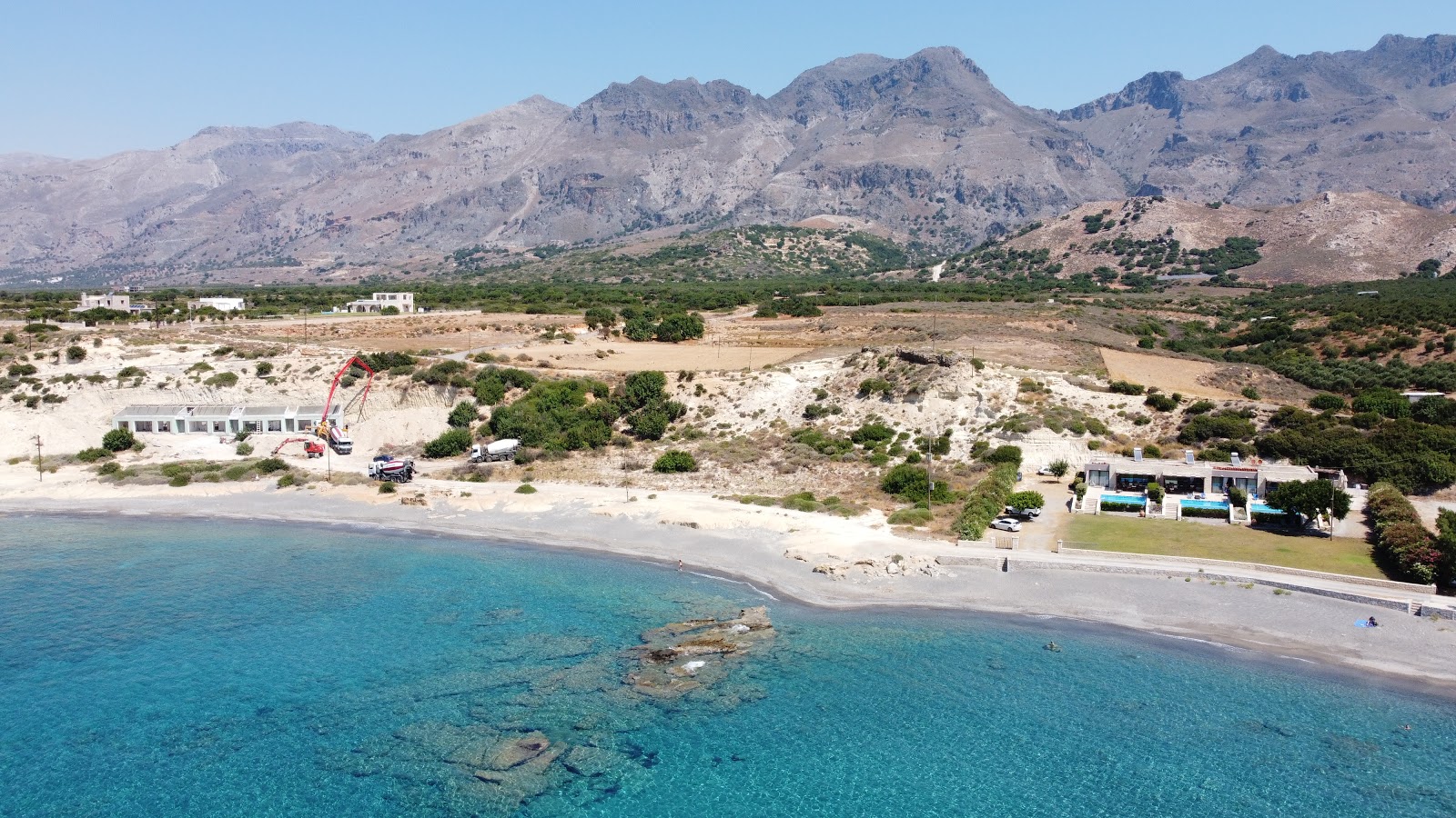 Foto von Lakkos beach mit teilweise sauber Sauberkeitsgrad