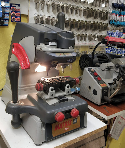 Opinii despre Opravna obuvi, výroba klíčů a baterie do hodinek Petřiny în Praha - Prodejna obuvi