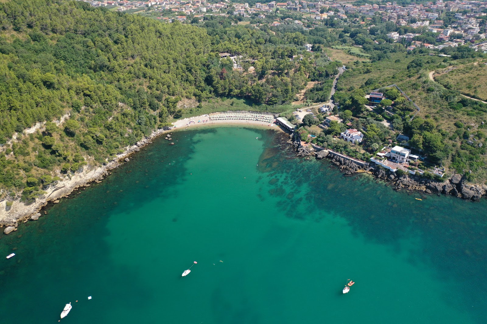 Spiaggia dei Sassolini'in fotoğrafı dağlarla çevrili