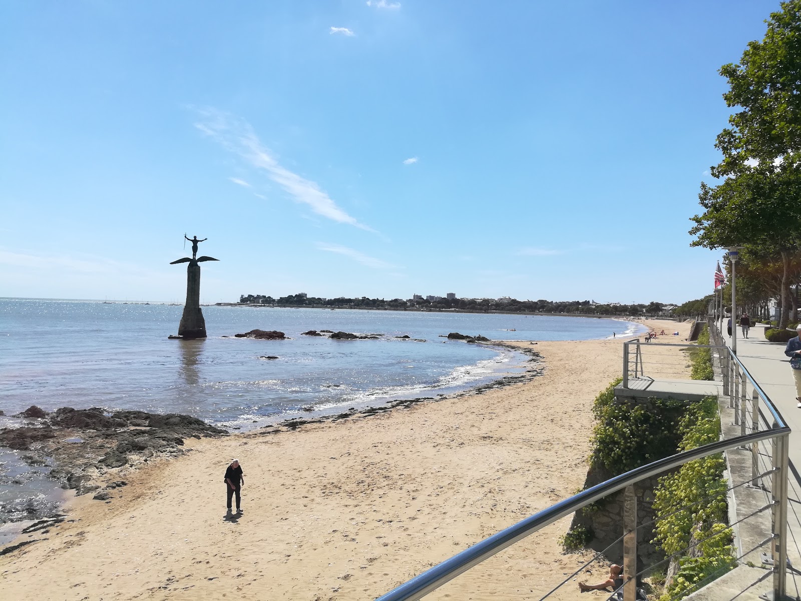 Petit Traict beach的照片 带有明亮的沙子和岩石表面