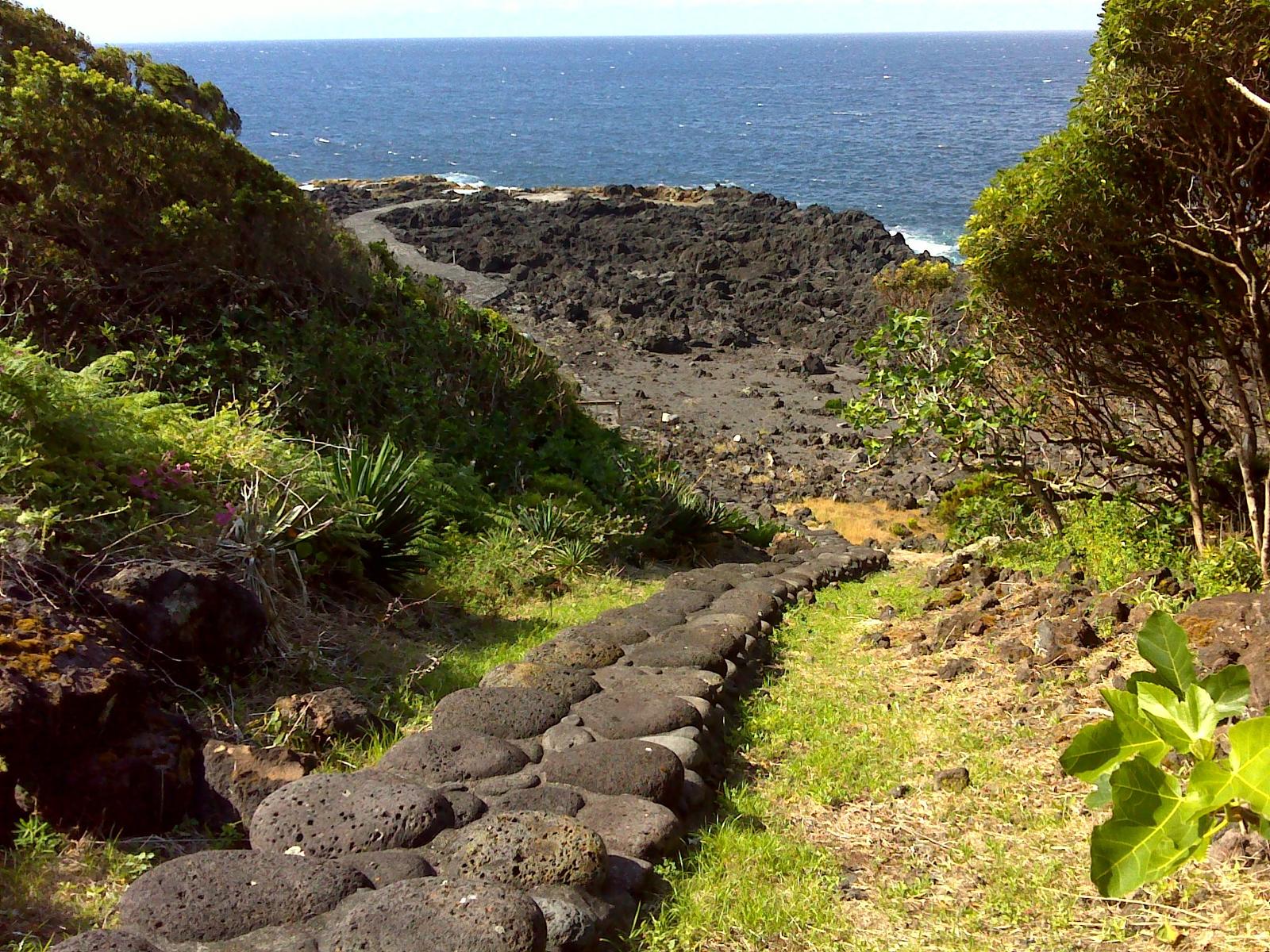 Foto von Zona Balnear Ponta do Admoiro von Klippen umgeben