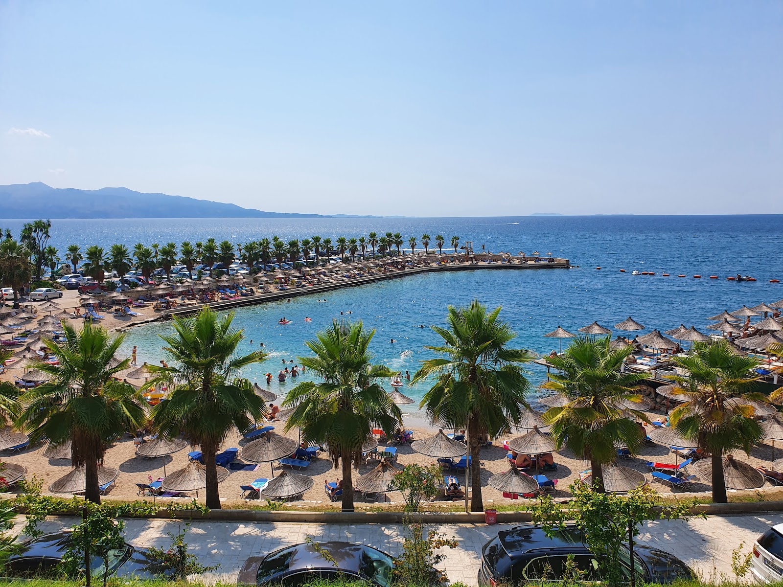 Foto de Saranda beach IV com pequenos seixos bege superfície
