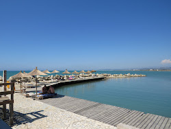 Photo de Karpen beach avec plusieurs baies longues