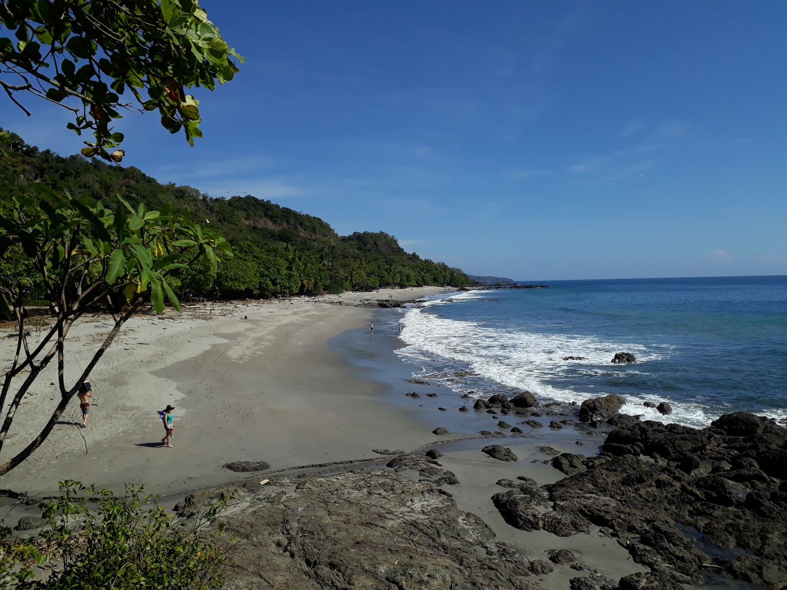 Photo de Playa Montezuma avec sable lumineux de surface