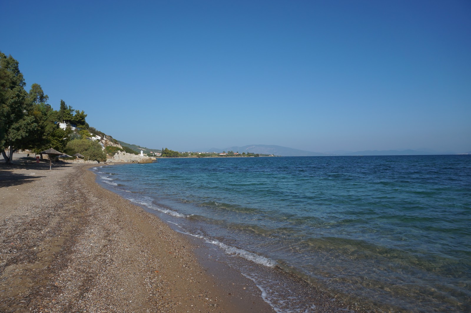 Foto di Agios Ioannis mikro beach con una superficie del sabbia nera e ciottoli