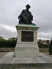 Statue de Rabelais du Restaurant Café De La Paix à Chinon - n°3