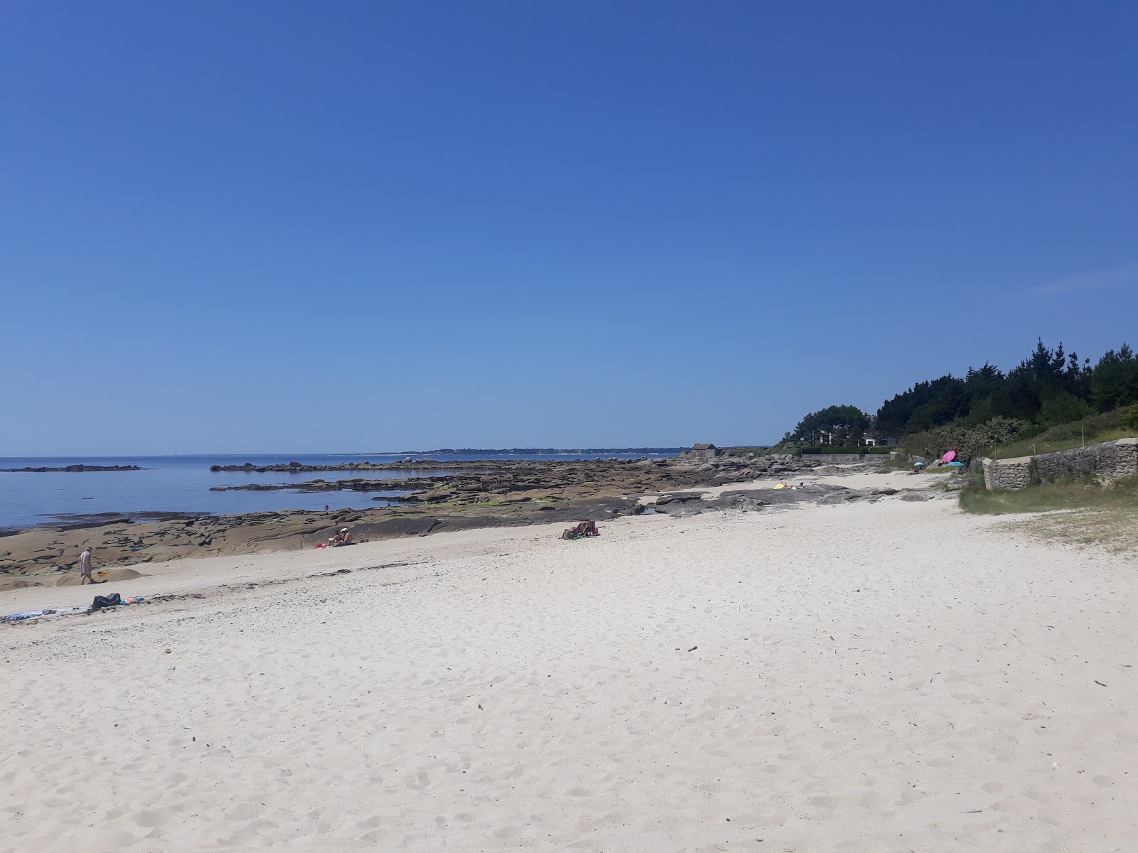Foto di Plage du Grand Large Cabellou con una superficie del sabbia beige