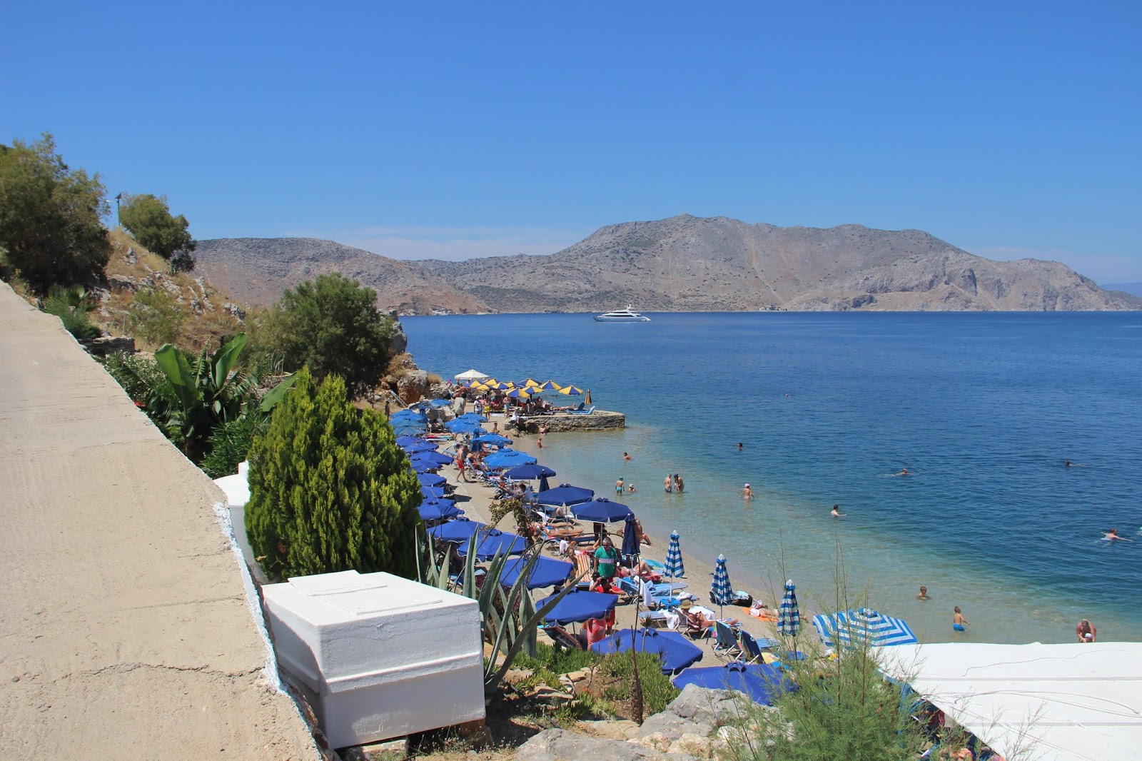 Foto av Paradeisos Beach med en rak kustlinje