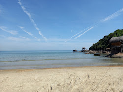 Photo de Loc Binh Beach avec rivage droit, long