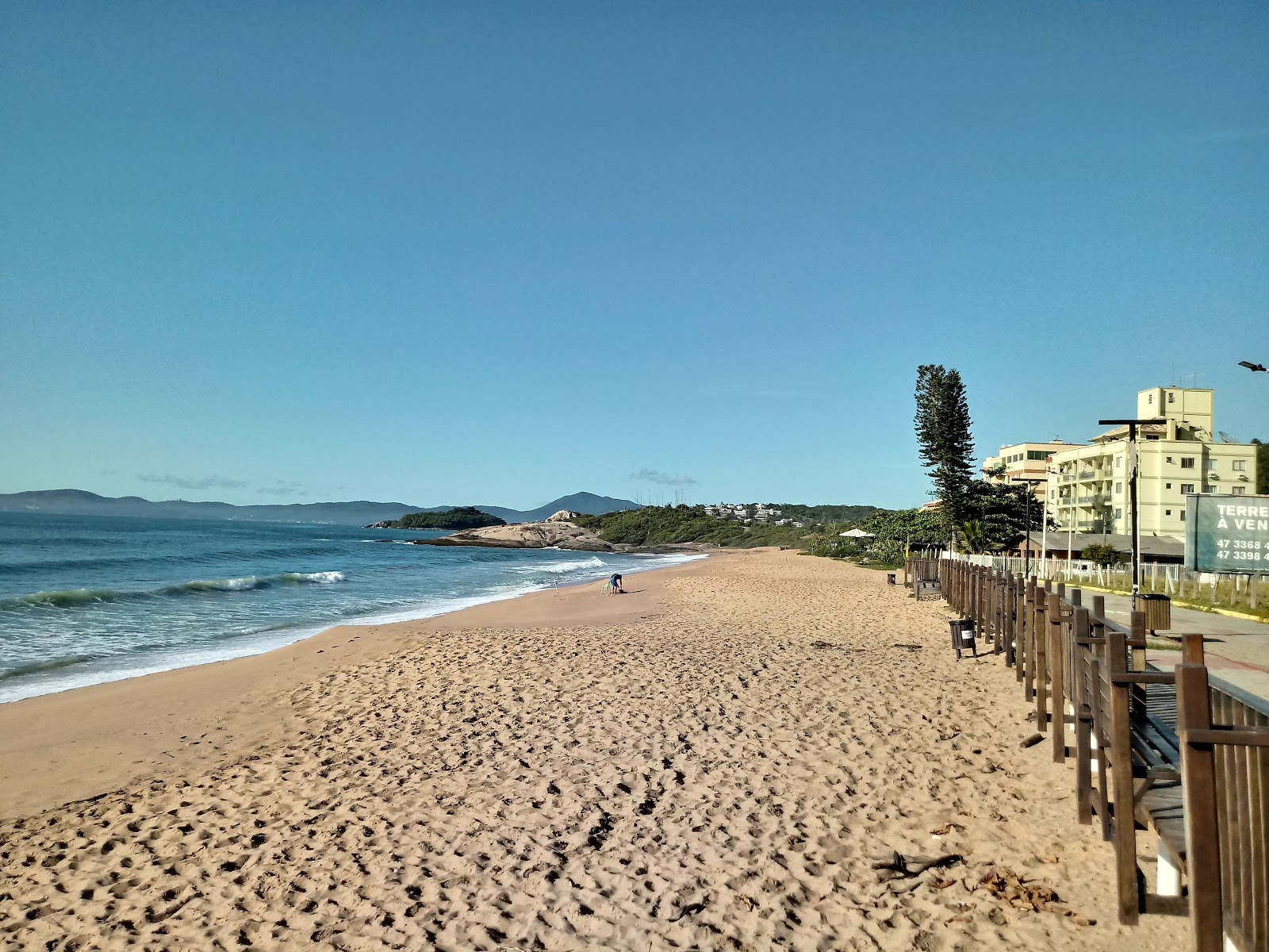Praia da Ilhota'in fotoğrafı geniş plaj ile birlikte
