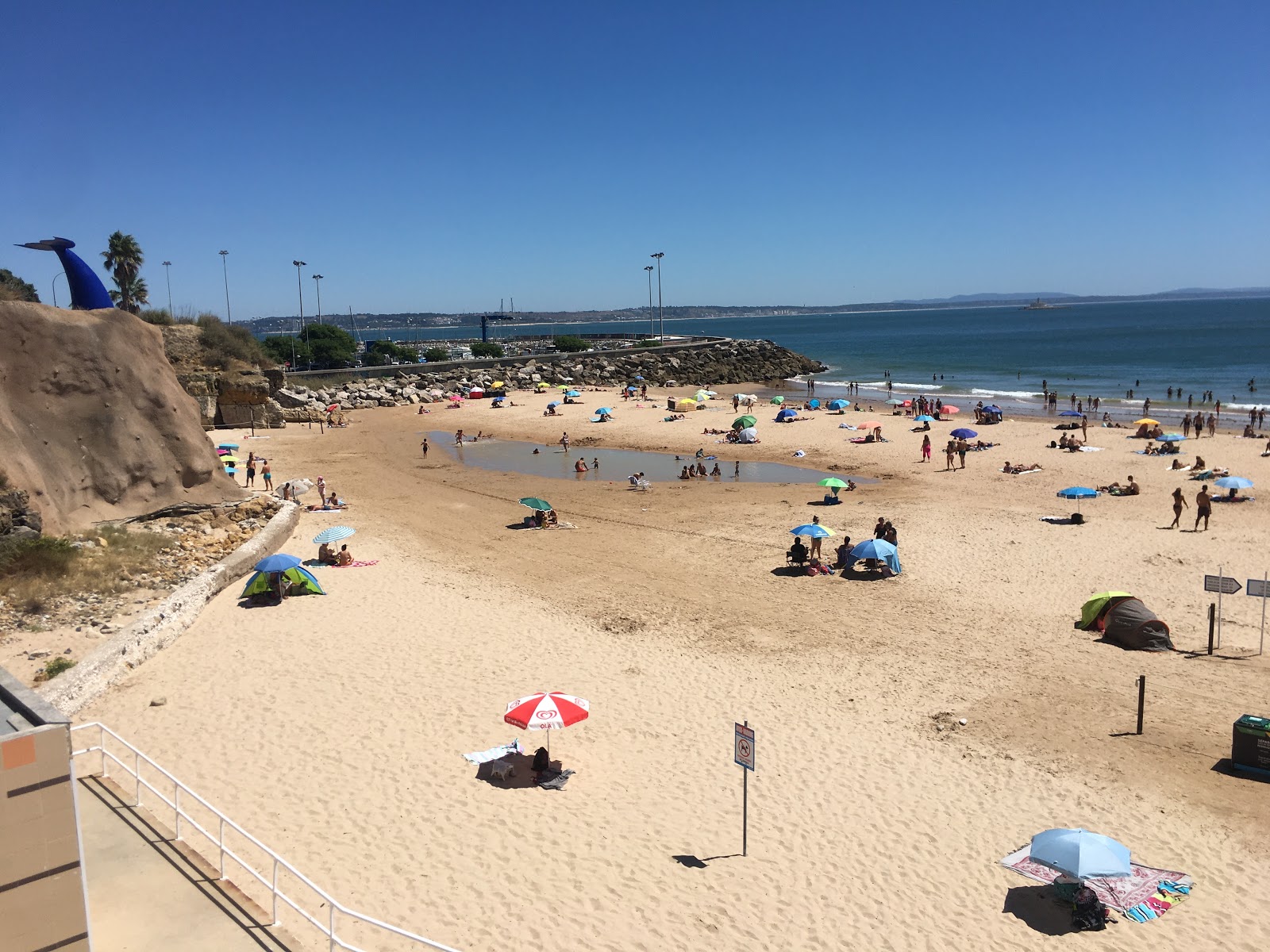 Praia da Torre的照片 带有碧绿色纯水表面
