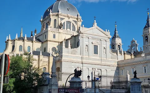 Catedral de la Almudena image