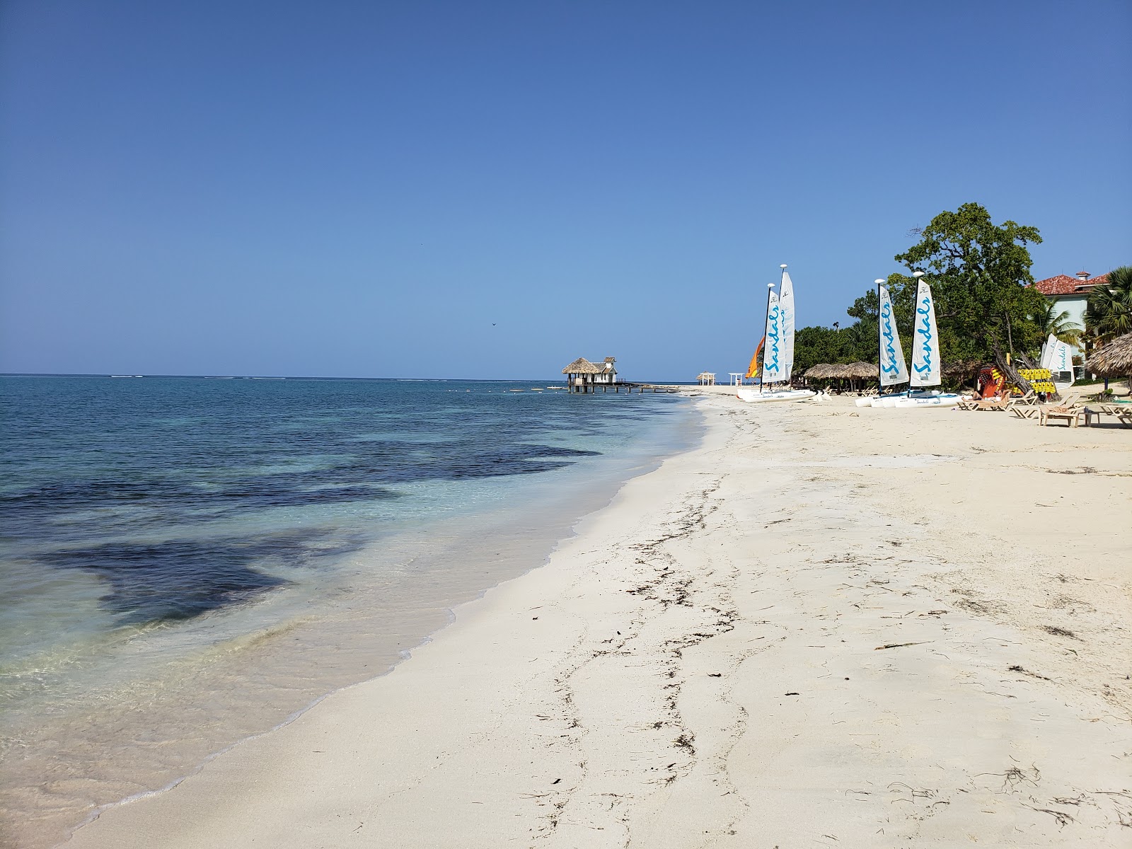 Foto de Praia das Sandálias e o assentamento