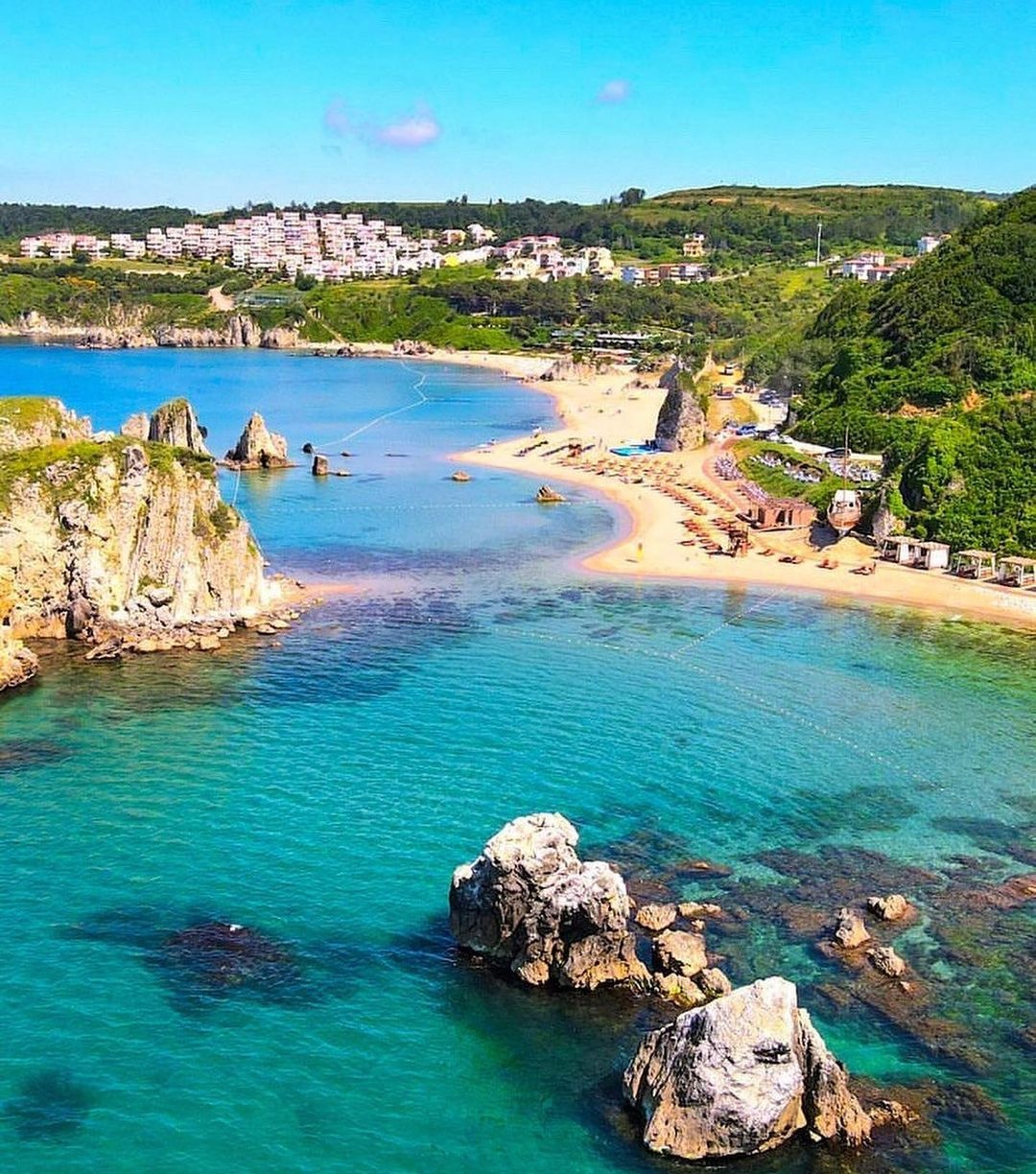 Foto von Akcakese Strand und seine wunderschöne Landschaft
