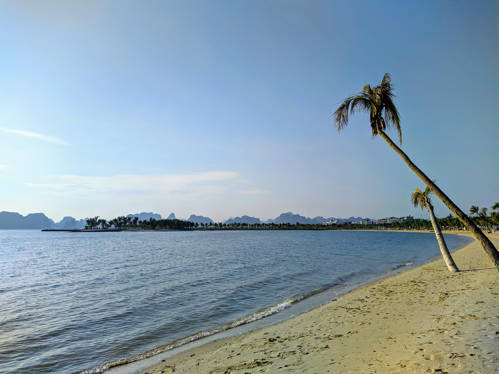 Valokuva Tuan Chau Resort beachista. pinnalla kirkas hiekka:n kanssa