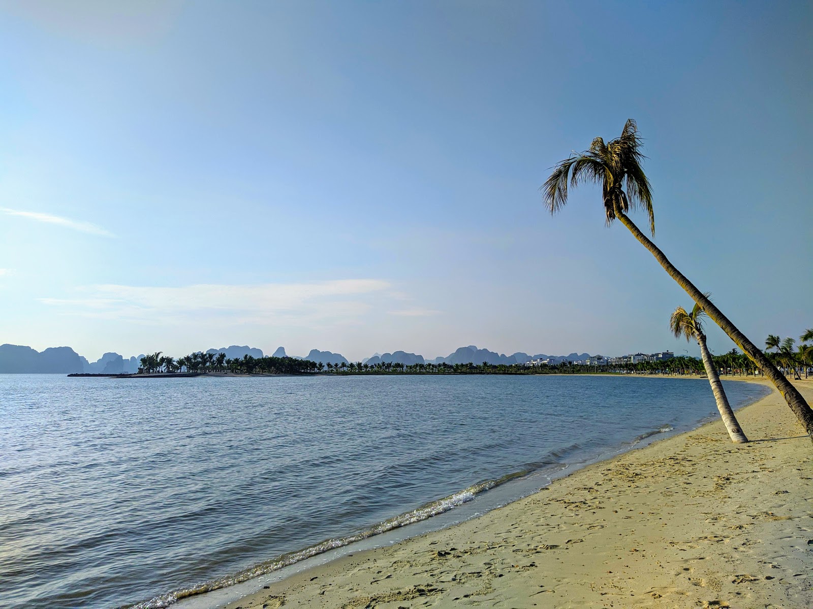 Foto von Tuan Chau Resort beach mit beiger sand Oberfläche