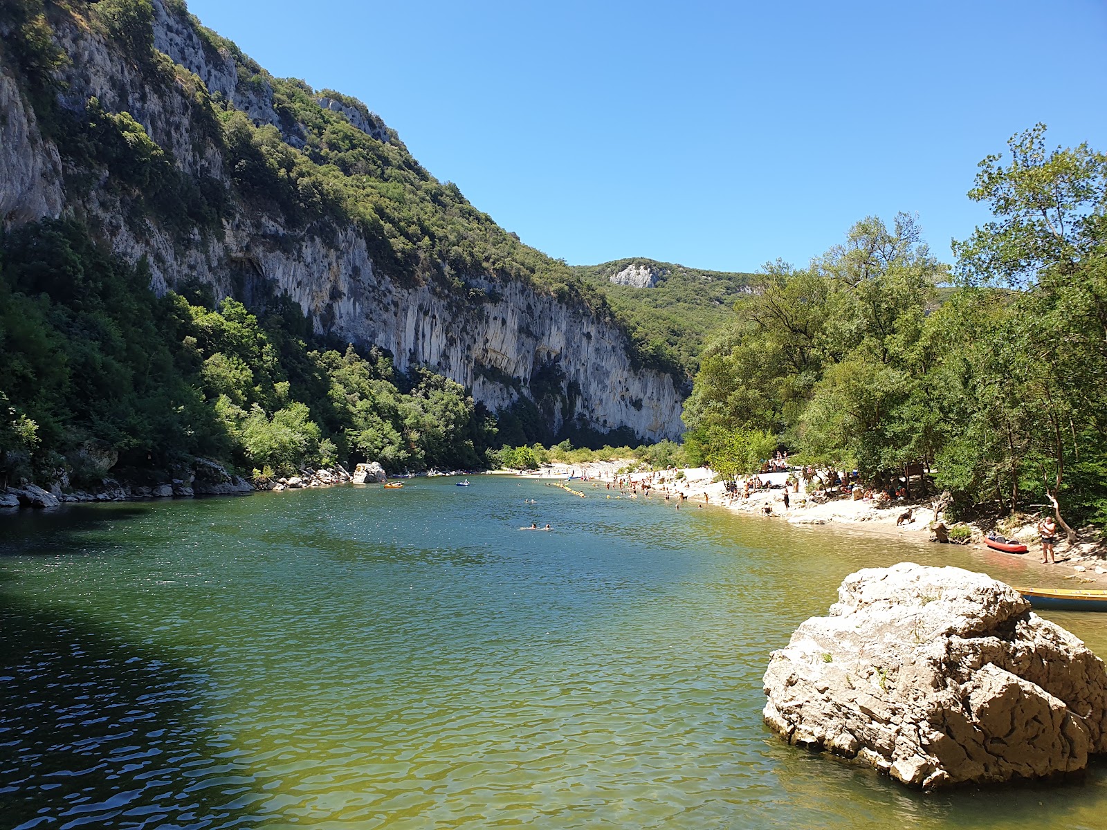 Plage Pont d'Arc amont'in fotoğrafı dağlarla çevrili