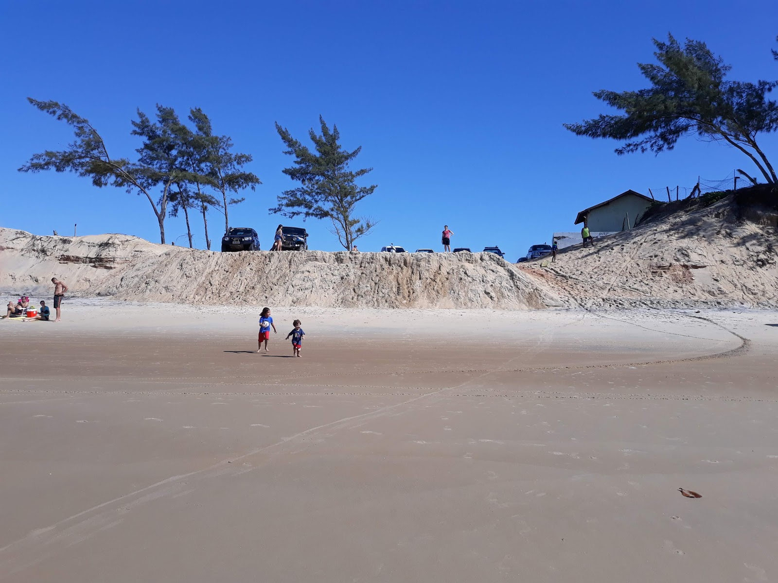 Foto von Atafona Strand von Klippen umgeben