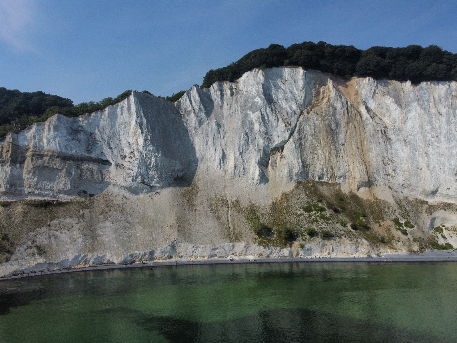 Foto von Mons Klint Strand umgeben von Bergen