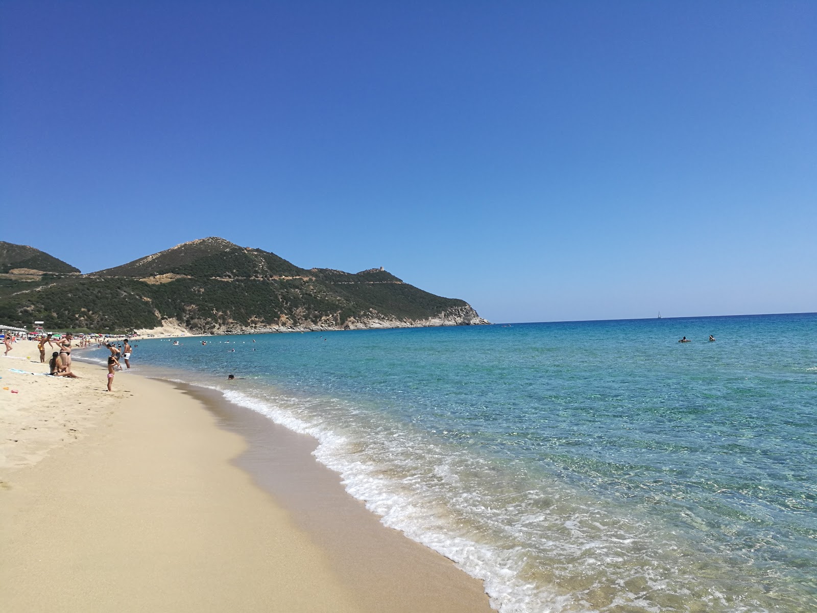 Foto von Solanas Strand mit reines blaues Oberfläche