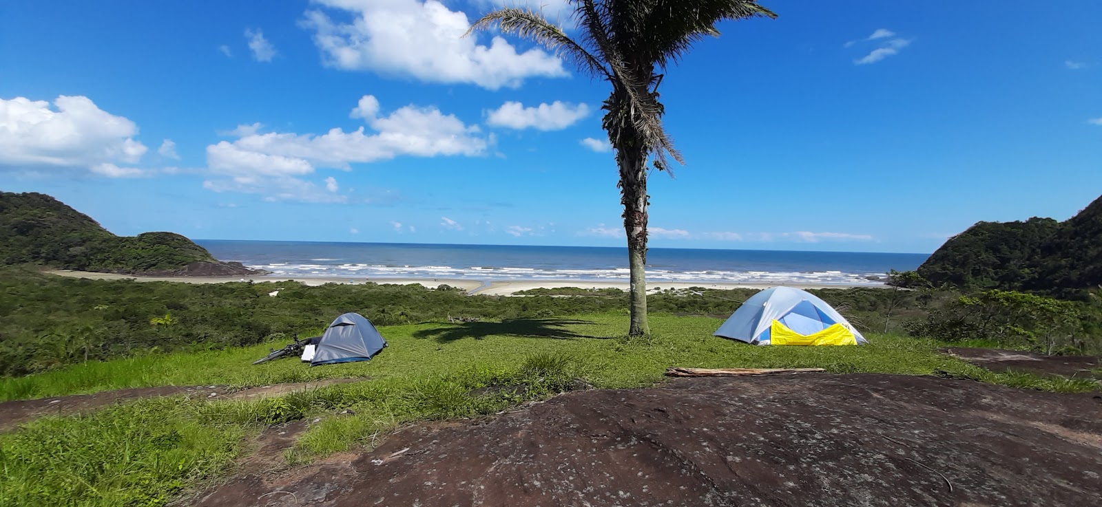 Foto av Carambore Beach omgiven av berg