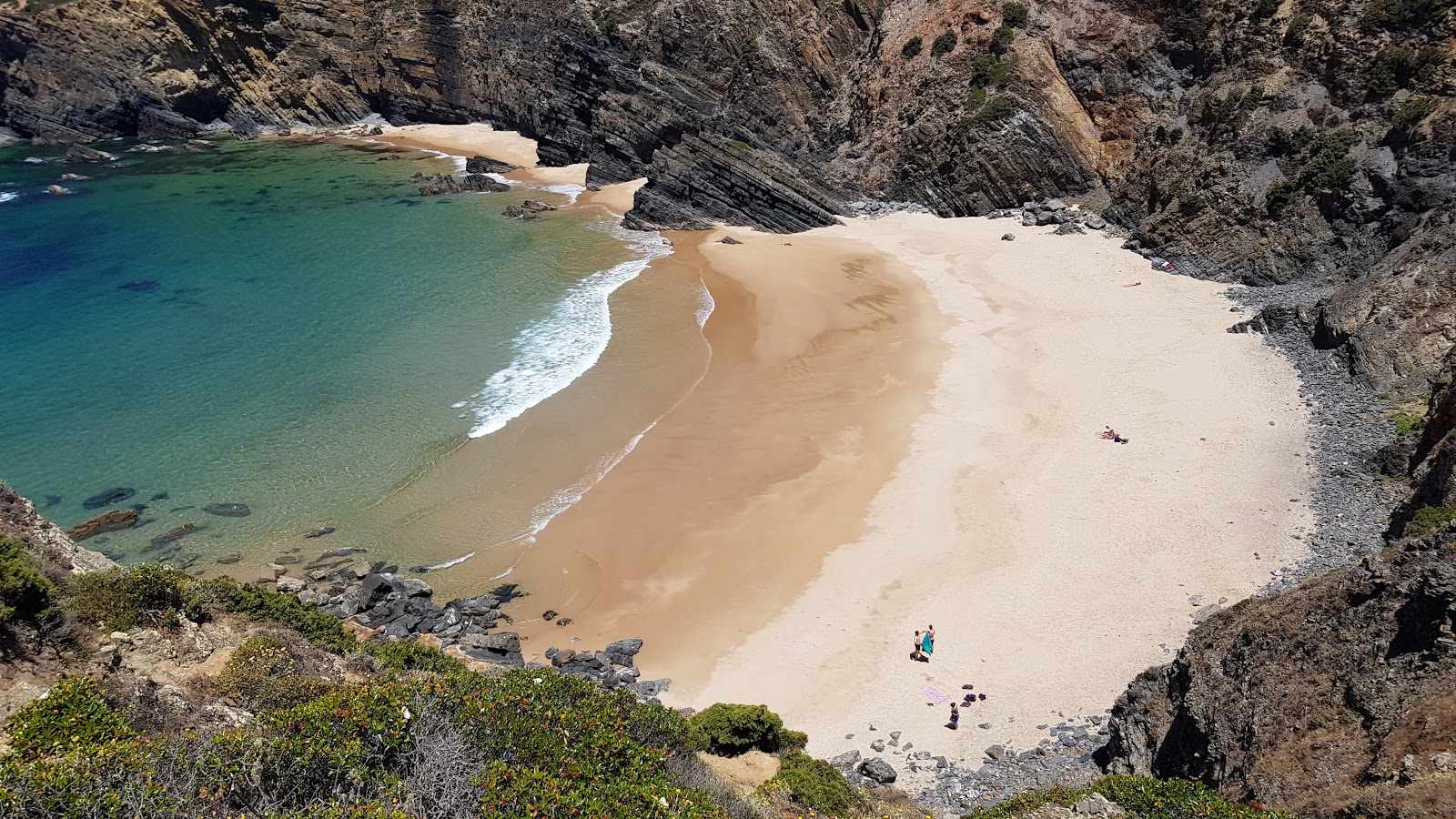 Foto von Praia do Tonel von Klippen umgeben
