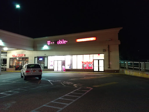 Cell Phone Store «T-Mobile», reviews and photos, 242-02 61st Ave, Douglaston, NY 11362, USA