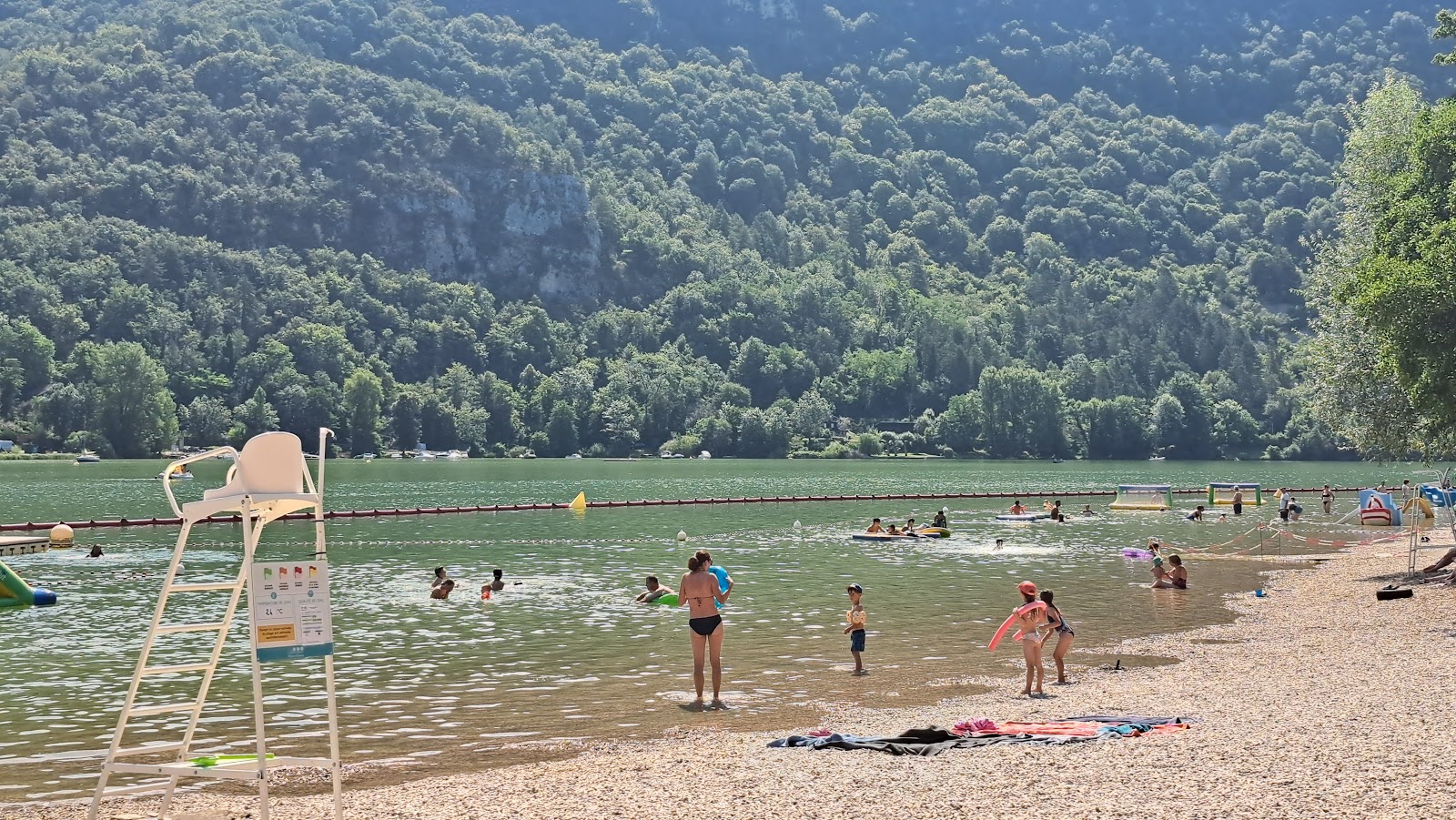 Foto von Plage Chambod mit kleine, graue kiesel Oberfläche