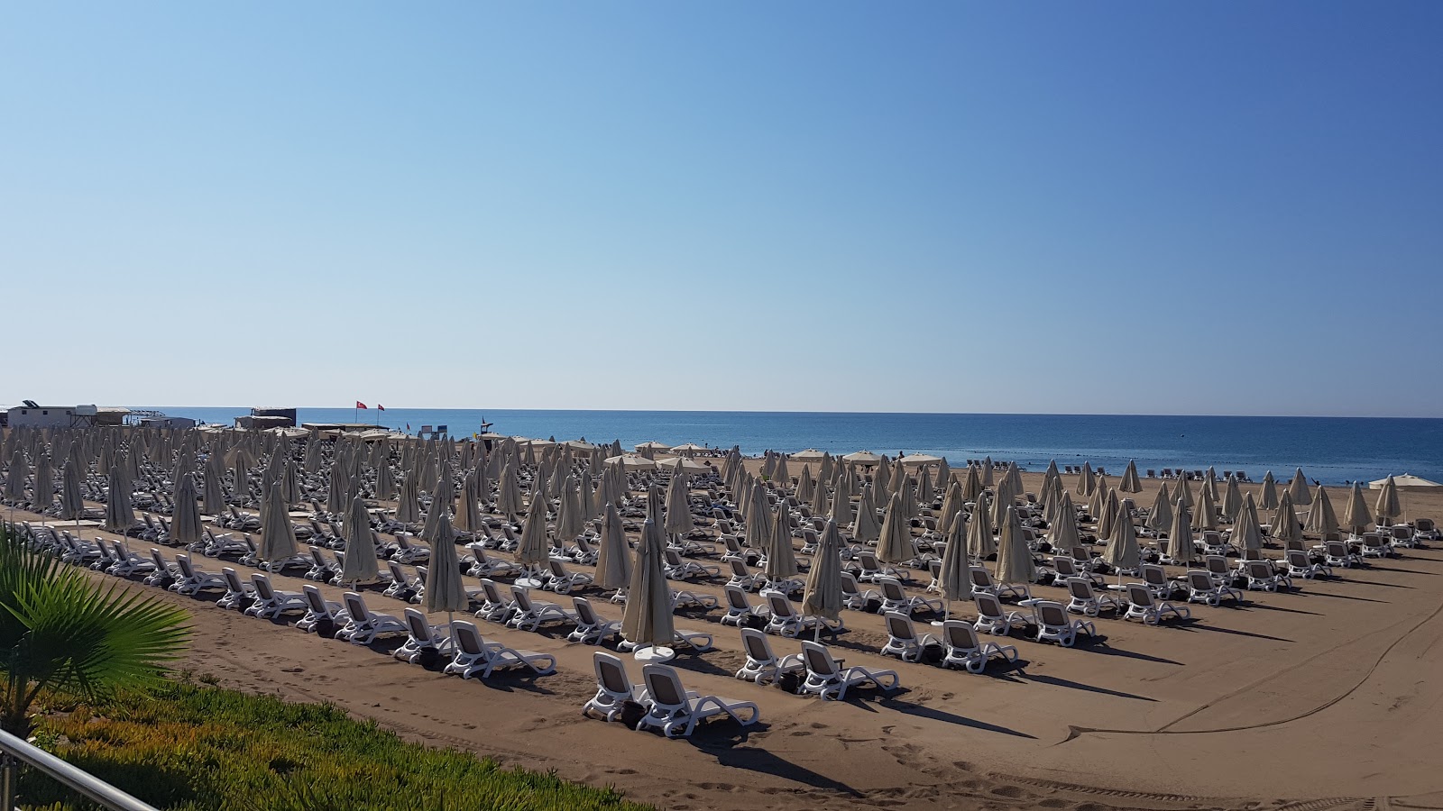 Φωτογραφία του Trendy Lara Sea Plaja με καφέ άμμος επιφάνεια