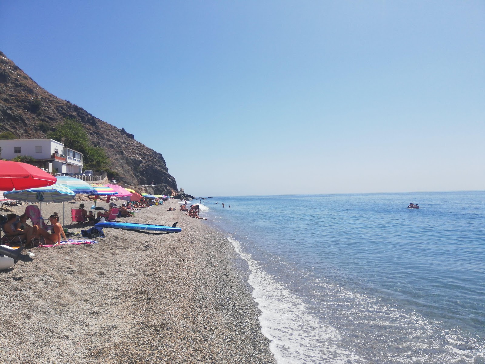 Foto di Playa De El Lance con una superficie del piccoli ciottoli grigi